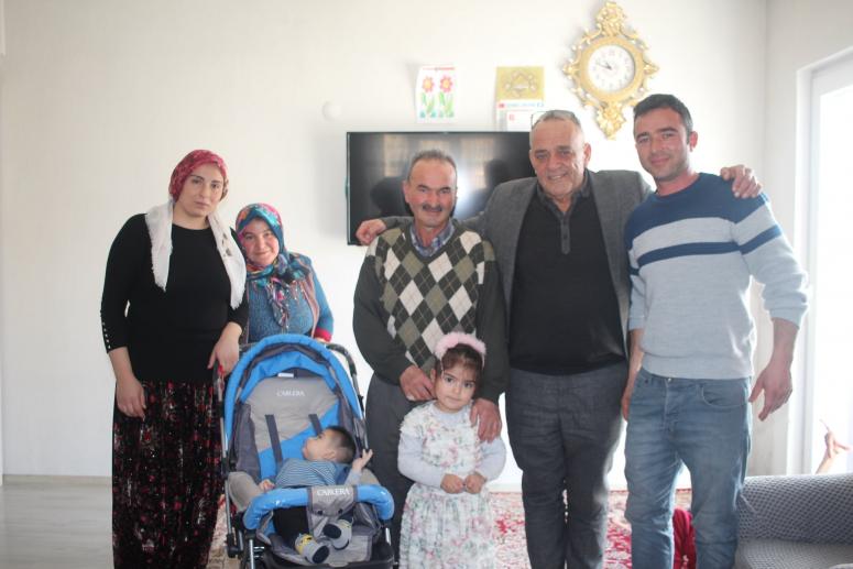 Belediye Başkanımız Erol Karabacak, beldede Fadime ve Ahmet Pişkin çiftinin yeni dünyaya gelen 'Mehmet' isimli bebeğine çocuk arabası hediye etti.